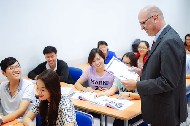 Chương trình du học tại chỗ UEF