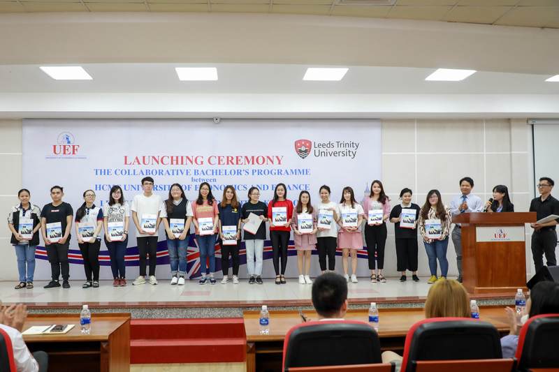 Khoa Tiếng Anh gặp gỡ sinh viên đầu năm học