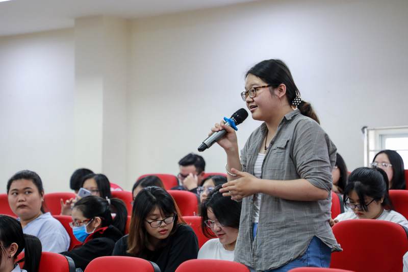 Khoa Tiếng Anh gặp gỡ sinh viên đầu năm học