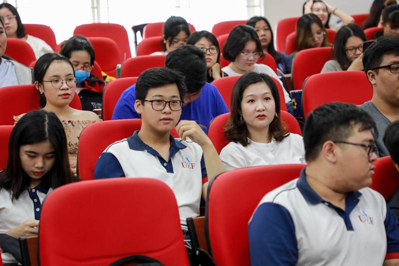 Khoa Tiếng Anh gặp gỡ sinh viên đầu năm học