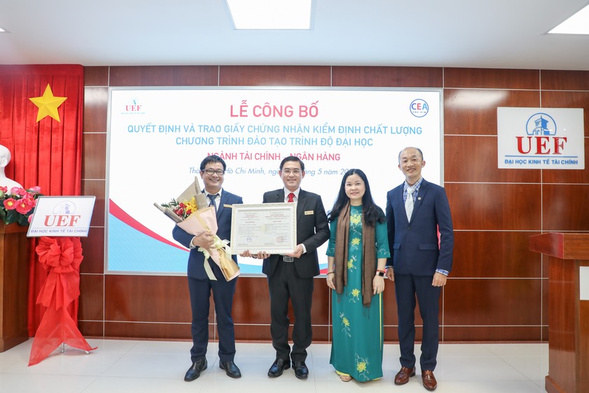 Trao chứng nhận kiểm định ngành Tài chính - Ngân hàng