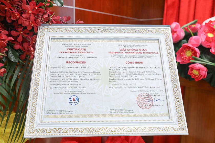 Trao chứng nhận kiểm định ngành Tài chính - Ngân hàng