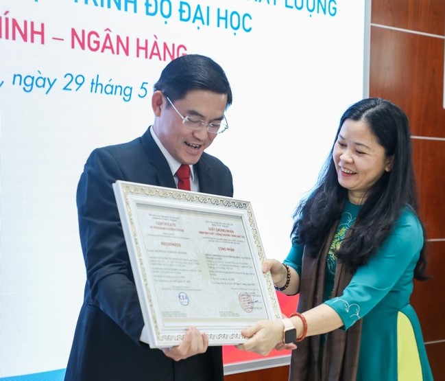 Trao chứng nhận kiểm định ngành Tài chính - Ngân hàng