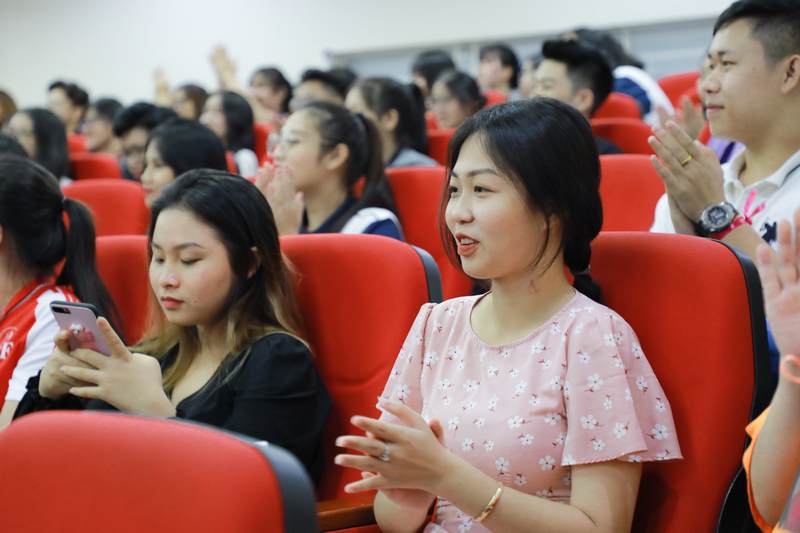 Khoa Luật và Quan hệ quốc tế UEF gặp gỡ tân sinh viên