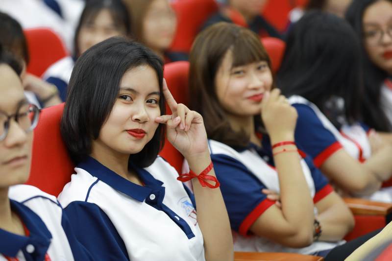 Khoa Luật và Quan hệ quốc tế UEF gặp gỡ tân sinh viên