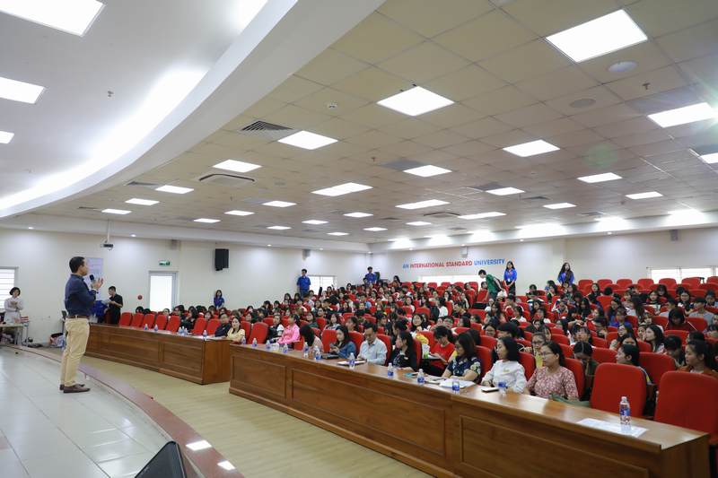 Khoa Ngôn ngữ và Văn hóa quốc tế giao lưu cùng sinh viên